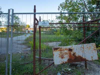 Ridiscendiamo ora per andare a visitare il retro della struttura. Prima per� il nostro sguardo si posa su una recinzione che delimita una grande area con delle macerie al centro: sono i resti di un edificio coevo alla masseria, abbattuto nel luglio del 2012 